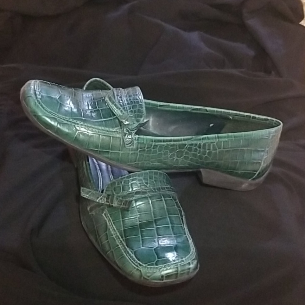 Michelle D Green alligator print loafers 7M
